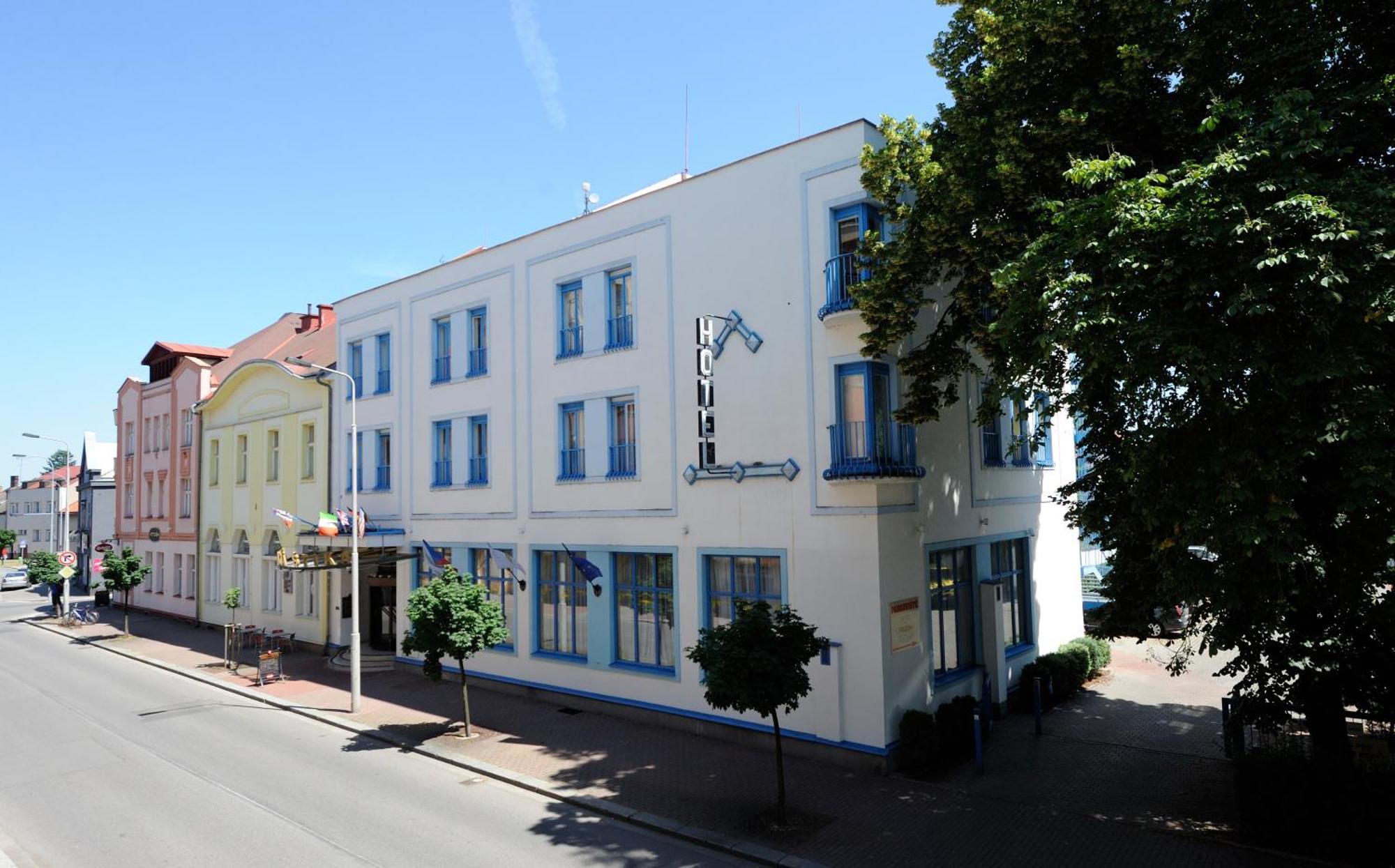 Hotel Zlata Stika Pardubice Exterior foto